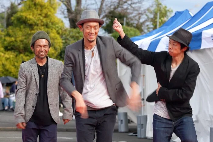 ステージで盛り上がるダンスパフォーマンス