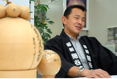 法被姿で話す株式会社ホソヤエンタープライズ 代表取締役社長 細谷圭二さん
